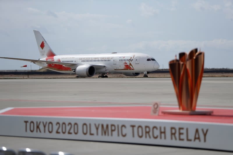 Foto del viernes del avión que transporta la llama olímpica llegando a Japón