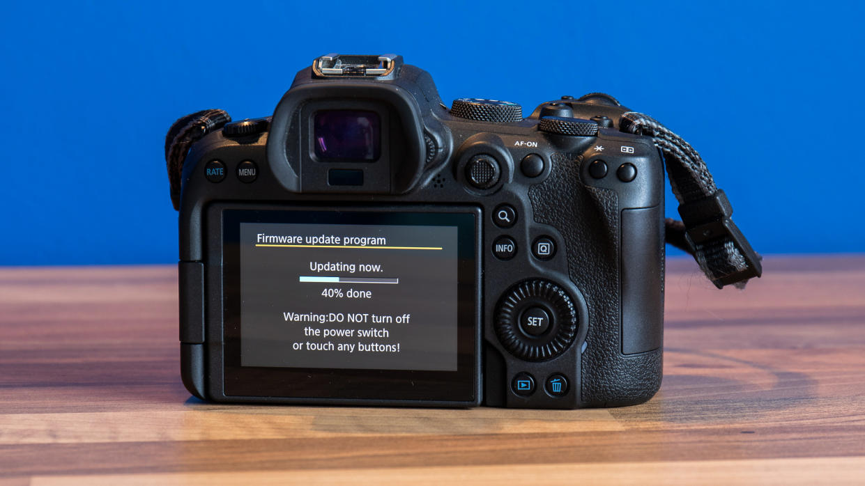  Canon mirrorless camera in firmware update. 