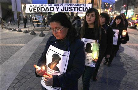 Relatives of victims tortured and executed during the rule of General Augusto Pinochet, take part in a rally marking the 1973 military coup in Valparaiso city, about 121 km (75 miles) northwest of Santiago, September 5, 2013. REUTERS/Eliseo Fernandez