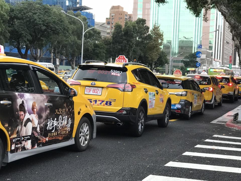 多位台灣計程車司機今年 1 月曾赴行政院抗議，要求政府落實分業管理。（圖／記者林人芳攝，2019,01,31)