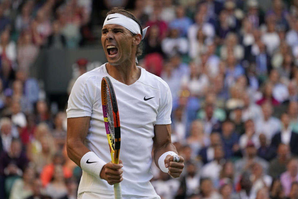 Rafael Nadal reacciona tras ganar un punto ante Botic Van De Zandschulp en los octavos de final del torneo de Wimbledon, el lunes 4 de julio de 2022. (AP Foto/Alberto Pezzali)