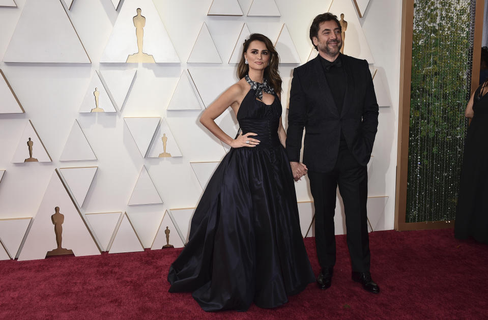 Penélope Cruz, izquierda, y Javier Bardem llegan a los Oscar el 27 de marzo de 2022 en el Teatro Dolby en Los Angeles. (Foto Jordan Strauss/Invision/AP)