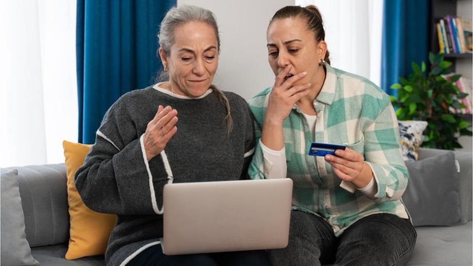 Mujeres comprando por internet