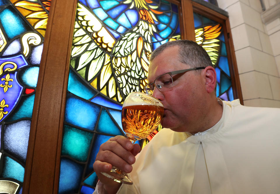 El padre, Karel Stautemas prueba la cerveza. (REUTERS/Yves Herman)