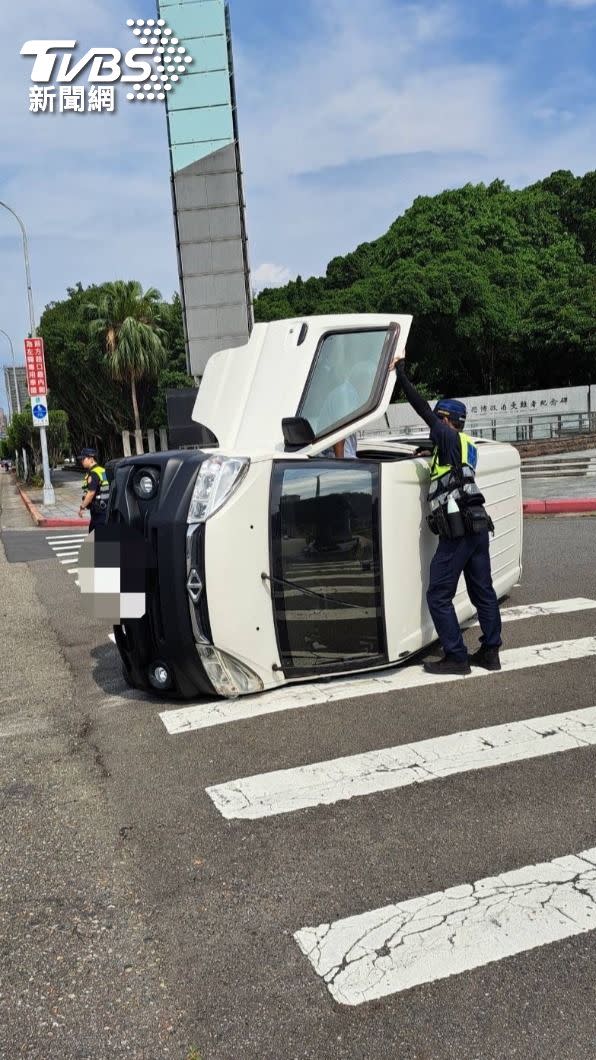 小貨車駕駛輕傷自行脫困。（圖／TVBS）