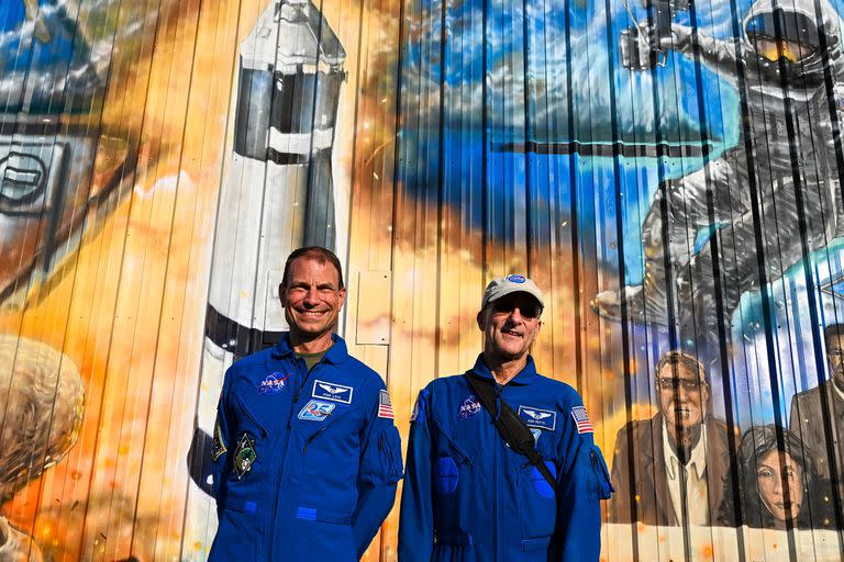 Los astronautas Stanley Glen Love y Donald Pettit en el complejo de la plataforma de lanzamiento del Artemis 1.