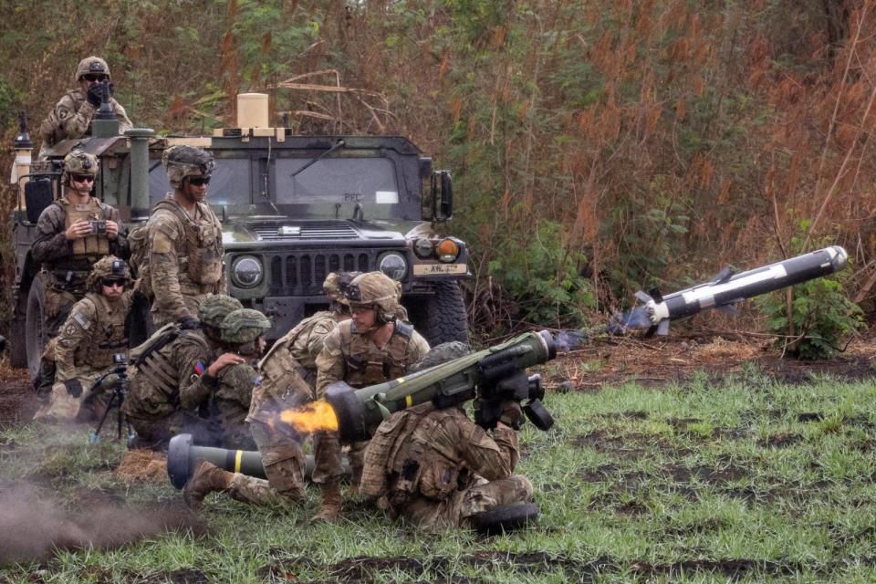 美菲自2023年4月11至28日進行「肩並肩」聯合軍演，圖為13日美軍發射標槍（Javelin）肩射式防空飛彈照片。路透社