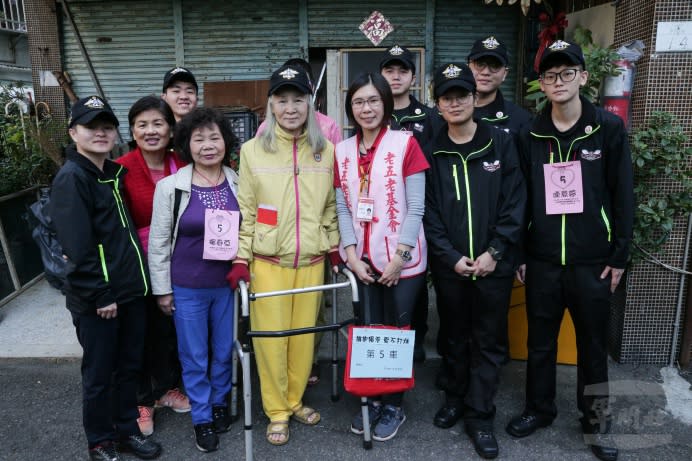 國防部勤務大隊2日發起「分送年菜、陪伴獨老」活動。（軍聞社記者林澤廷攝）