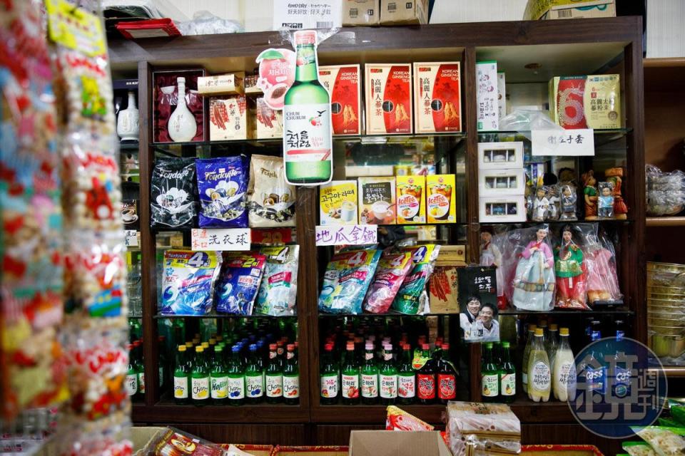 過年圍爐想喝酒助興，店家有賣韓國燒酒、米酒、水果酒、啤酒。