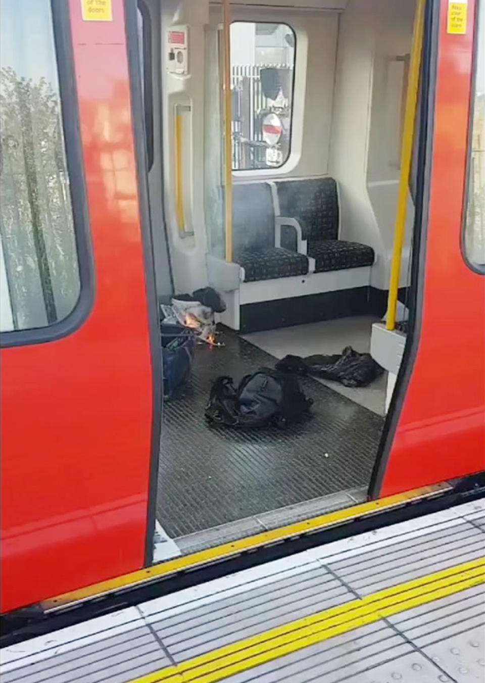 Una bomba de fabricación casera estalló en un vagón del metro de Londres. No provocó fallecimientos pero sí dejó una veintena de heridos. (AP)