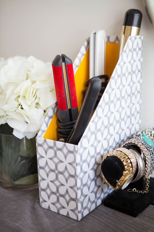 This Wire Grid Helps Organize a Dorm Room Without Damaging the Walls