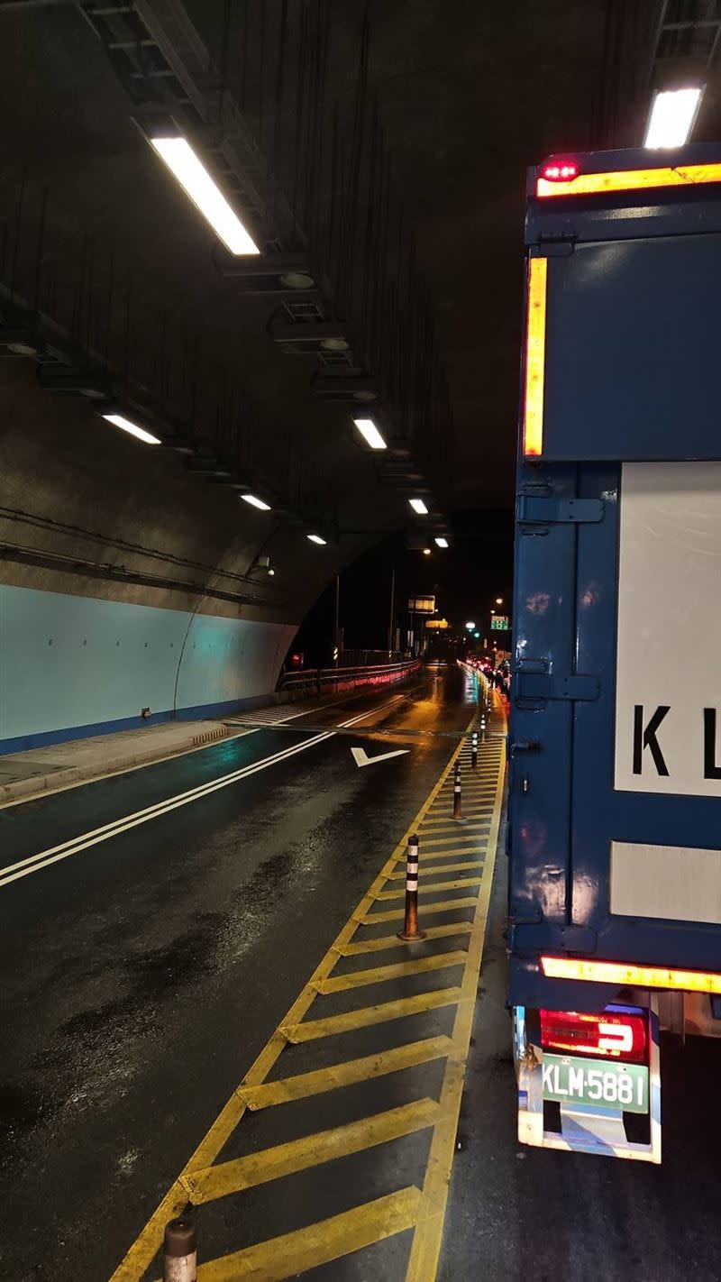 宜蘭縣新澳隧道驚傳連環車禍，有重機騎士被捲入車底。（圖／用路天使提供）