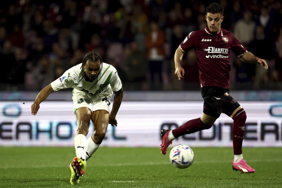 Sassuolo's Armand Lauriente, left, scores their side's first goal of the game during the Serie A soccer match between Salernitana and Sassuolo at the Arechi Stadium in Salerno, Italy, Friday April 5 , 2024. (Alessandro Garofalo/LaPresse via AP)