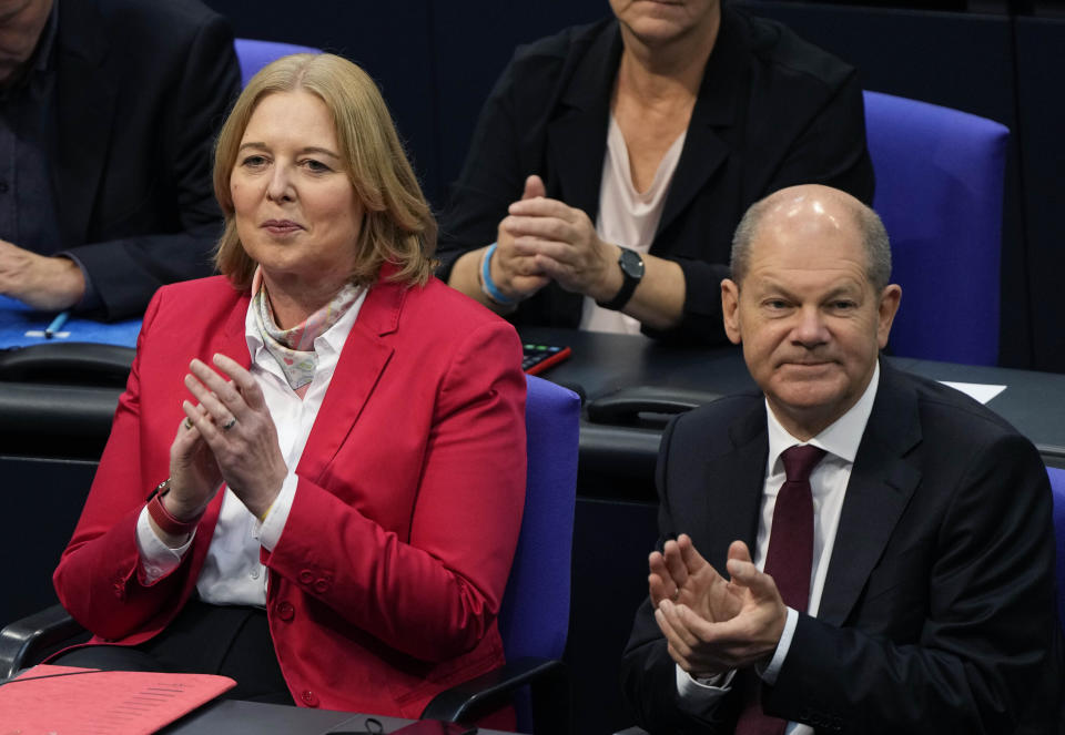 Social democratic candidate for chancellor Olaf Scholz, right, sits next to designated parliament president Baerbel Bas during the first plenary session of the German parliament Bundestag after the elections, Berlin, Tuesday, Oct. 26, 2021. (Photo/Markus Schreiber)