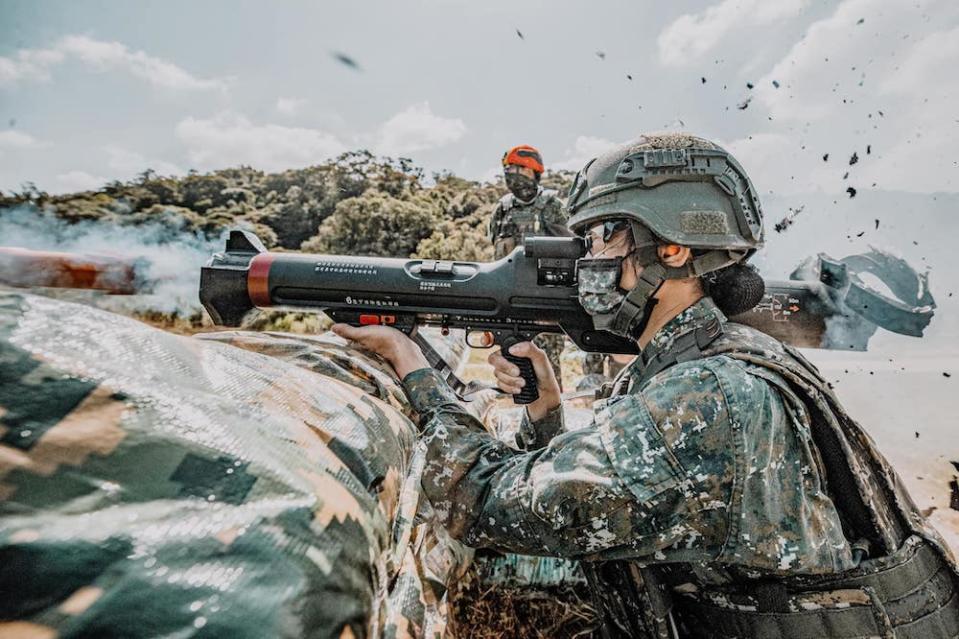 國軍訓練使用肩射武器。