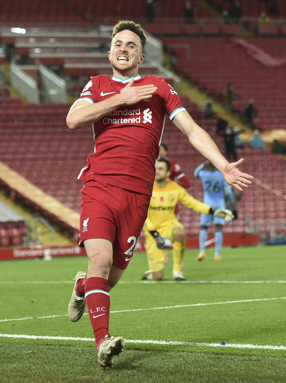 El portugués Diogo Jota celebra tras anotar el segundo gol del equipo en un partido contra West Ham United en la Liga Premier inglesa el sábado, 31 de octubre del 2020. (Peter Powell/Pool via AP)