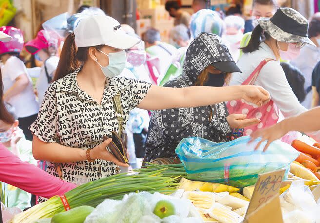 國泰金控昨發表9月國民經濟信心調查結果，近9成民眾認為未來一年物價水準會上漲。（鄭任南攝）