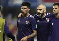 Enzo Pérez (segundo a la izquierda) de River Plate se retira de la cancha tras la derrota por penales ante Al Ain en las semifinales del Mundial de Clubes, el martes 18 de diciembre de 2018, en Al Ain, Emirates Árabes Unidos. (AP Foto/Kamran Jebreili)