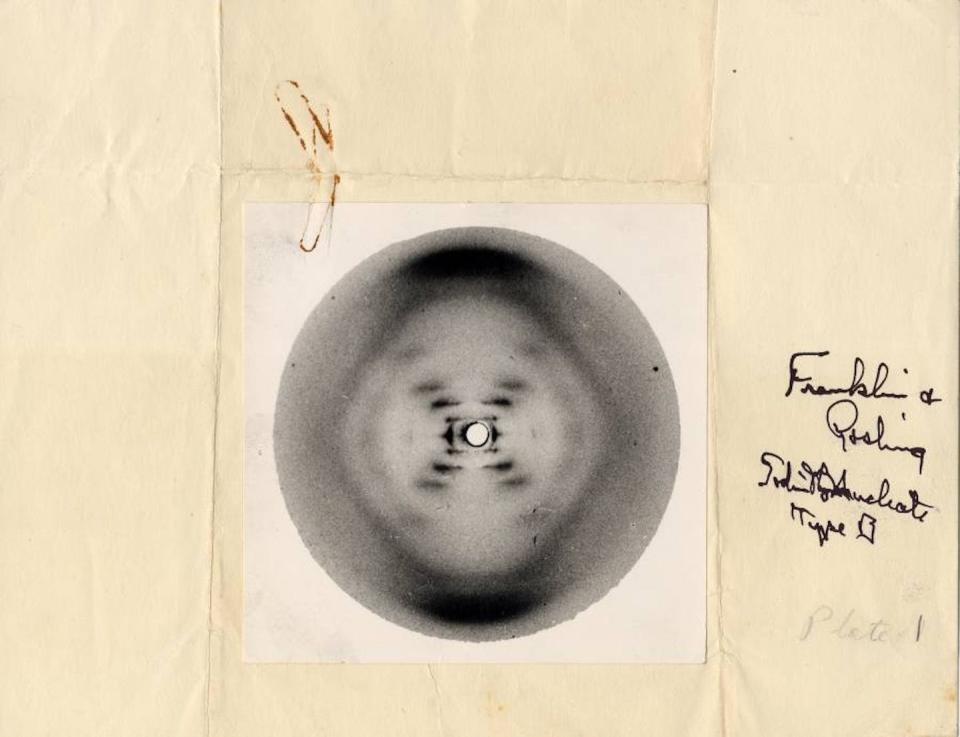 La Fotografía 51 es la primera imagen del ADN obtenida mediante difracción de rayos X en 1952. Fue tomada por Raymond Gosling, supervisado por Rosalind Franklin. <a href="https://scarc.library.oregonstate.edu/coll/pauling/dna/pictures/sci9.001.5-large.html" rel="nofollow noopener" target="_blank" data-ylk="slk:Oregon State University;elm:context_link;itc:0;sec:content-canvas" class="link ">Oregon State University</a>