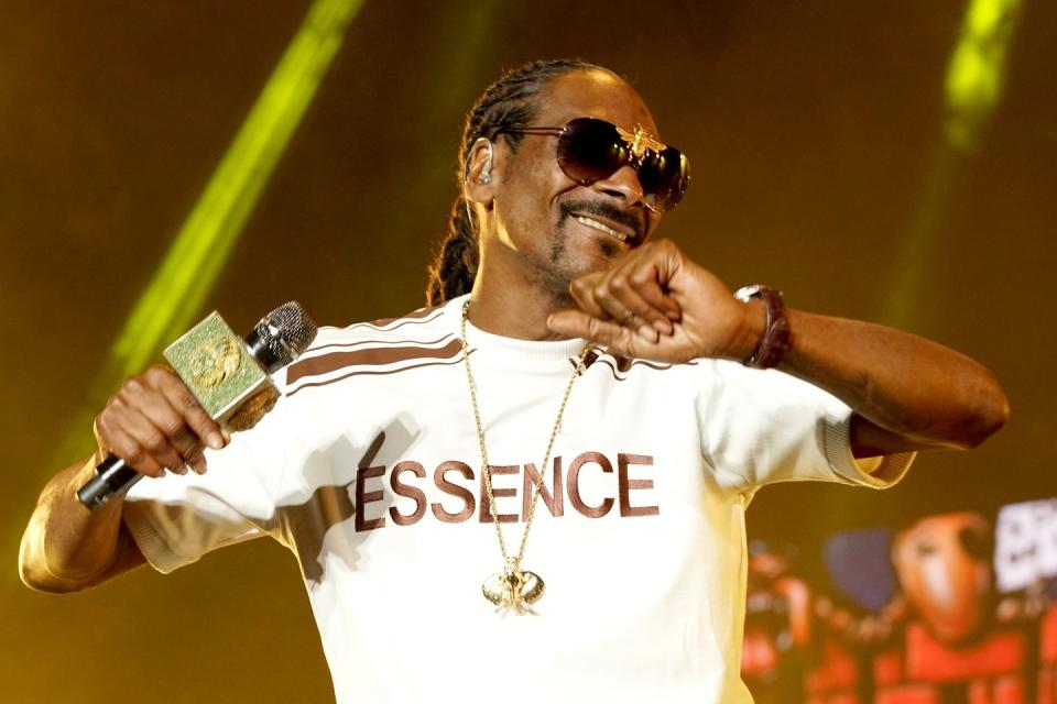 29) Snoop Dogg bagged groceries.