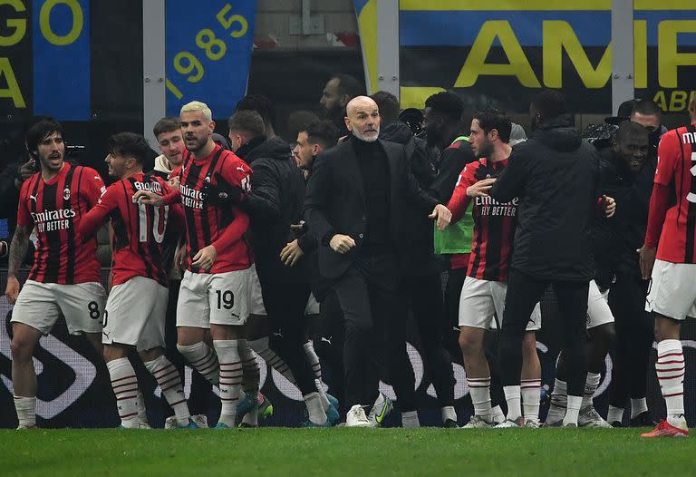 Stefano Pioli dirige a Milan y quiere ganarle a Inter la carrera por la corona, como le ganó (2-1) el clásico el 5 de febrero.