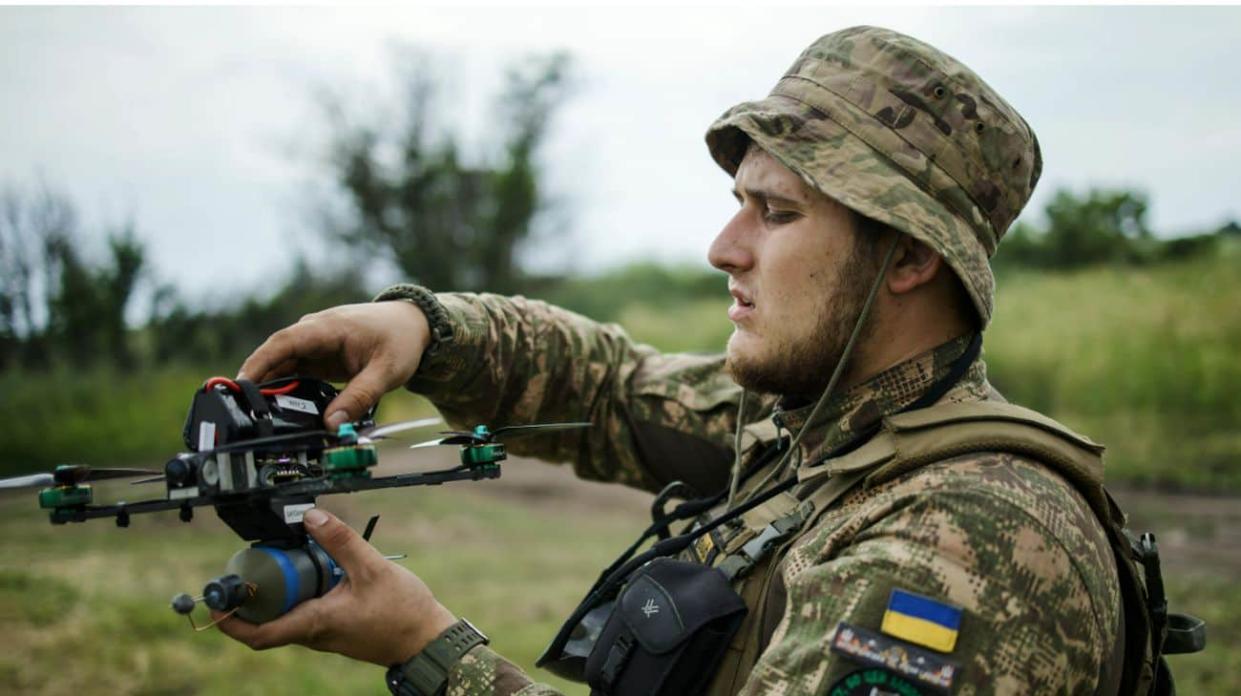 A Ukrainian soldier with a drone. Photo: Dmytro Larin, Ukrainska Pravda