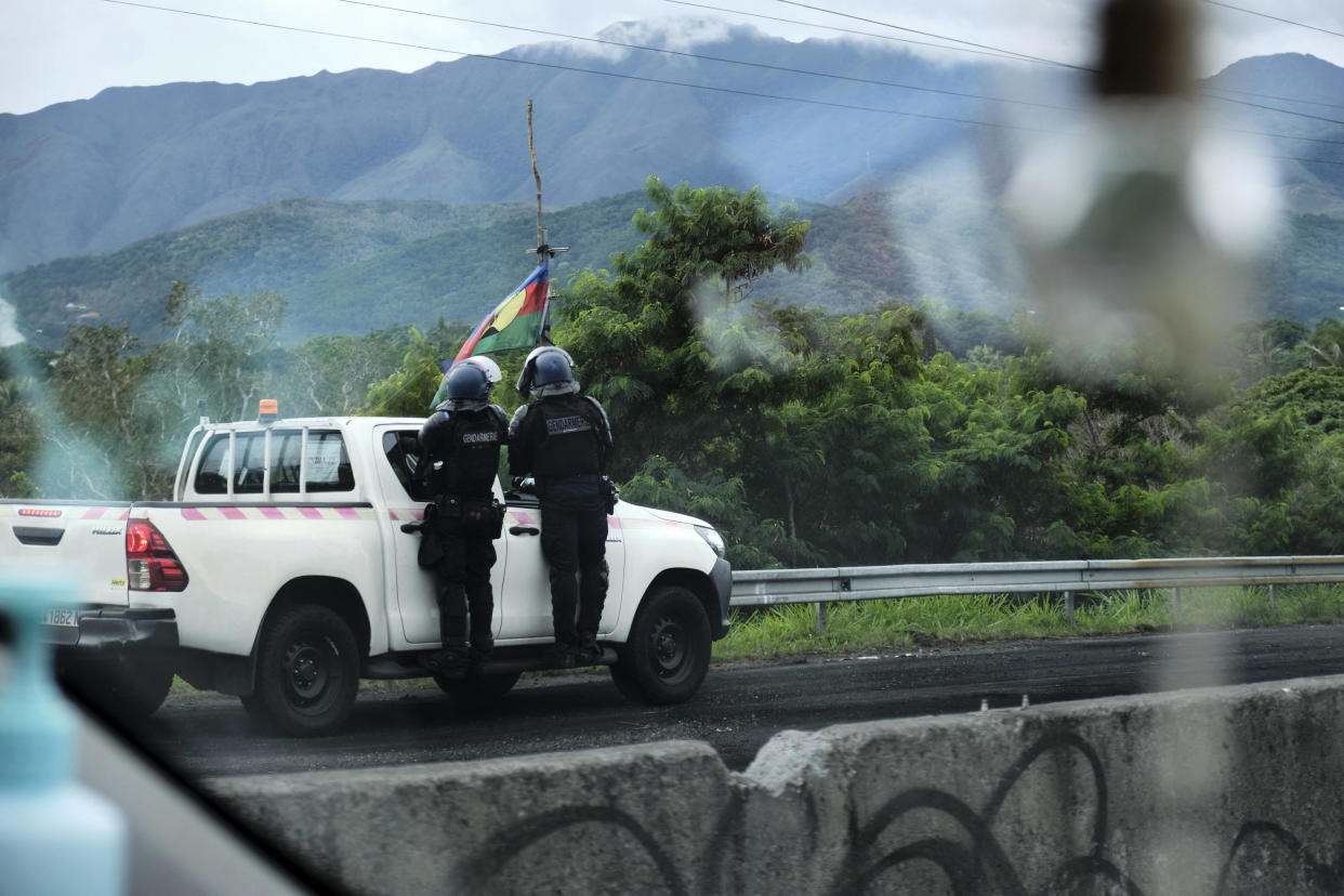 Nouvelle-Calédonie : tous les quartiers de Nouméa sont « sous contrôle », annonce Darmanin (Photo de policiers à Nouméa en Nouvelle-Calédonie le 28 mai 2024) 