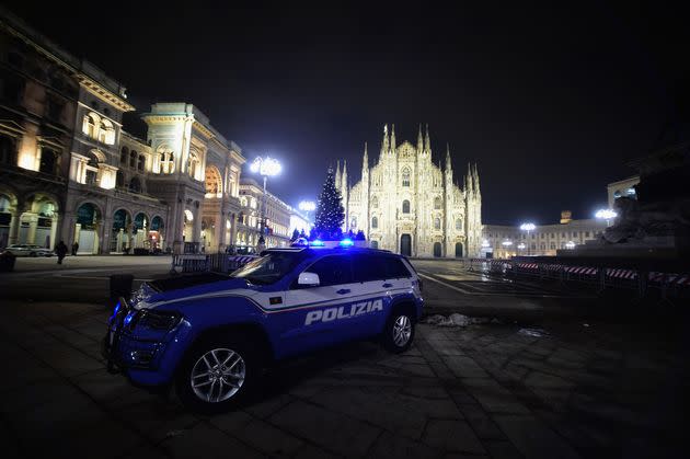 MILAN, ITALY - DECEMBER 31: A view of Piazza Duomo with a police car on December 31, 2020 in Milan, Italy. Italy is in red zone and curfew by 10 PM and has banned travel and midnight mass during the Christmas and New Years period as the daily coronavirus death toll continues to rise. (Photo by Pier Marco Tacca/Anadolu Agency via Getty Images) (Photo: Anadolu Agency via Getty Images)