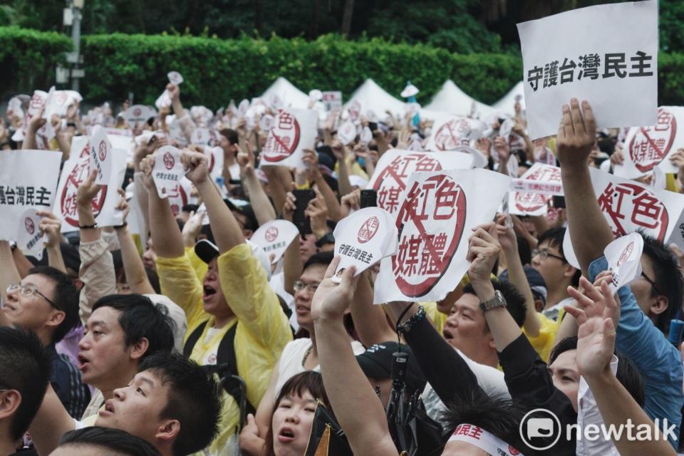 「反紅媒遊行」昨日登場，即使天氣狀況不佳，仍吸引上萬民眾上街擠爆凱道。   圖：張良一 / 攝（資料照）