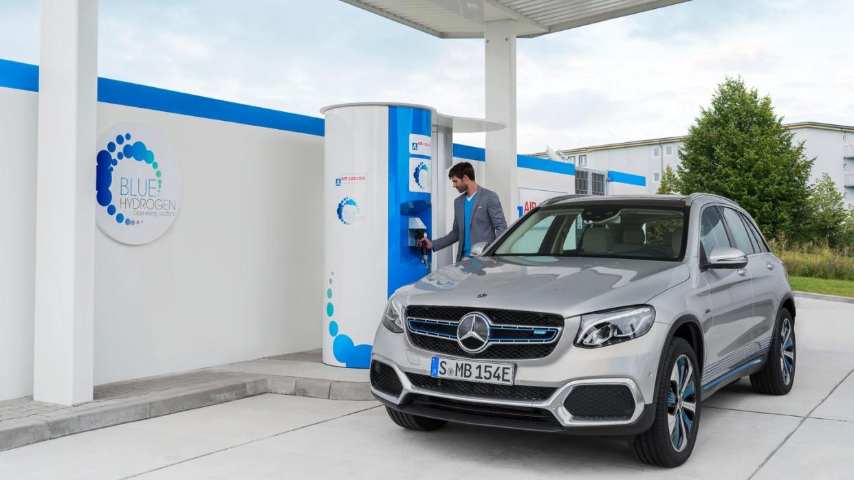 Wasserstoff-Tankstelle und Steckdose: Diese beiden Quellen soll der GLC Fuel Cell anzapfen können, wenn Mercedes erste Modelle des Brennstoffzellen-Autos auf den Markt bringt. Foto: Daimler AG