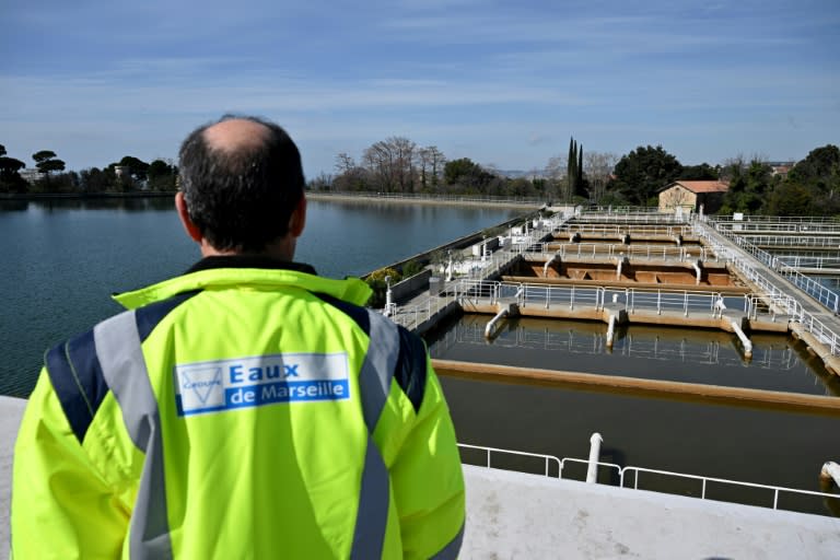 Un employé inspecte les bassins du centre de production d'eau potable de Sainte-Marthe, le 15 mars 2024 à Marseille (Nicolas TUCAT)