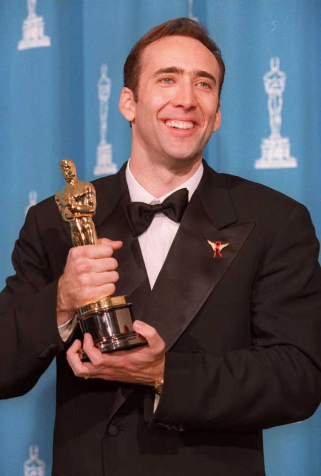 Nicolas Cage con su Oscar a mejor actor por 