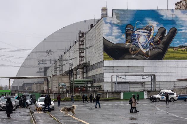 El exterior de la central nuclear de Chern&#xf3;bil durante la visita de la OIEA. (Photo: John Moore via Getty Images)