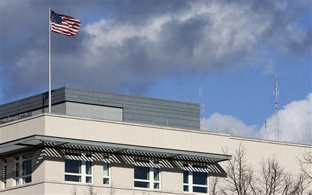 Antennas (R) are pictured on the roof of the U.S. embassy in Berlin October 27, 2013. REUTERS/Fabrizio Bensch