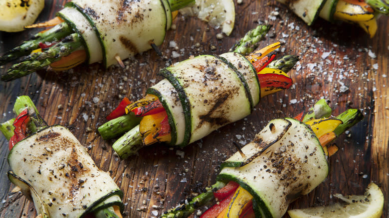 Zucchini rolls with vegetables