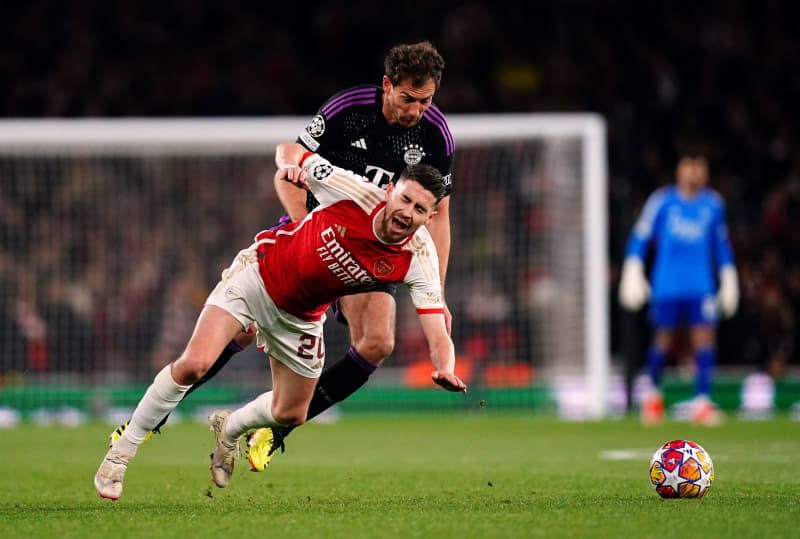 Bayern Munich's Leon Goretzka attempts to tackle Arsenal's Jorginho during the UEFA Champions League quarter-final, first leg soccer match between Arsenal and Bayern Munich at the Emirates Stadium. John Walton/PA Wire/dpa