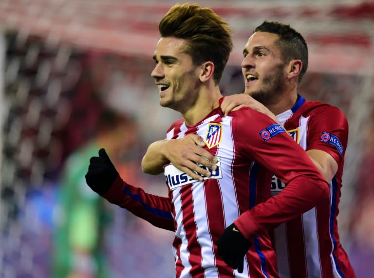 Atletico Madrid's forward Antoine Griezmann (L) celebrates a goal with midfielder Koke during aUEFA Champions League football match against Galatasaray at the Vicente Calderon stadium in Madrid on November 25, 2015