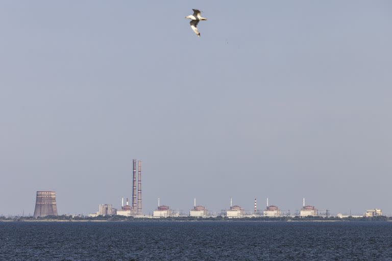 La planta nuclear de Zaporizhzhia, sobre el río Dnipro