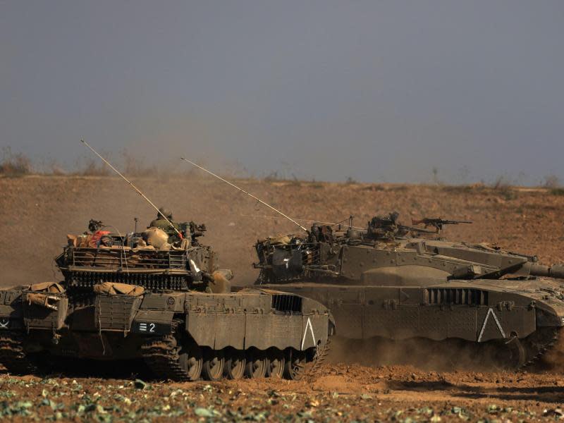 Droht ein Bodenkrieg? Israelische Panzer an der Grenze zum Gazastreifen. Foto: Atef Safadi