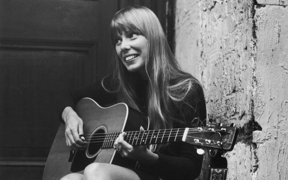 Alles für die Rockmusik? Nein, der musikalische Horizont von Joni Mitchell reichte immer sehr viel weiter. Sie spielte Folk, Pop und Jazz, wird aber eben auch für ihre Rock-Alben sehr geschätzt. Völlig zu Recht gilt sie als eine der bedeutendsten Songschreiberinnen des 20. Jahrhunderts; zu ihren Fans gehören neben Annie Lennox und Björk auch David Gilmour (Pink Floyd) und Courtney Love. (Bild: Central Press/Getty Images)