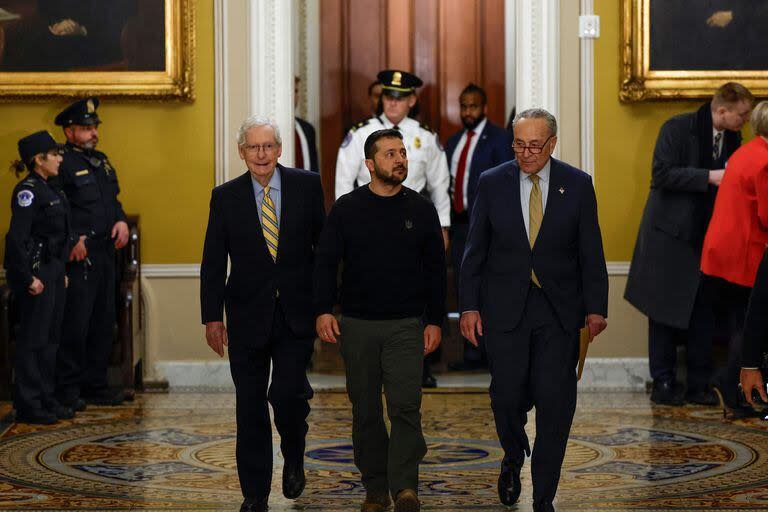 El presidente ucraniano Volodymyr Zelensky (C) camina con el líder de la minoría del Senado Mitch McConnell (R-KY) (L) y el líder de la mayoría del Senado Charles Schumer (D-NY) a su llegada al Capitolio de EE.UU. para reunirse con los líderes del Congreso el 12 de diciembre de 2023 en Washington, DC