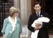 ARCHIVO - En esta fotografía del 22 de junio de 1982, el príncipe Carlos y su esposa, la princesa Diana, llevan a casa a su hijo recién nacido, el príncipe Guillermo, tras salir del Hospital St. Mary en Londres. (AP Foto/John Redman, Archivo)