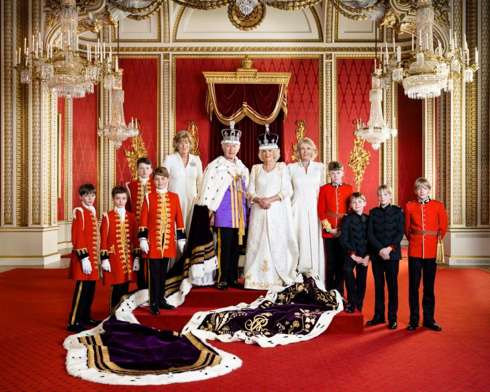 El Rey Carlos y la Reina Camila con sus Pajes de Honor y Damas presentes el día de la coronación en el Salón del Trono del Palacio de Buckingham.  En la foto (de izquierda a derecha) Ralph Tollemache, Lord Oliver Cholmondeley, Nicholas Barclay, el príncipe George, la marquesa de Lansdowne, el rey Carlos III, la reina Camilla, la hermana de la reina Annabel Elliot, el nieto de la reina Freddy Parker Bowles, el sobrino nieto de la Reina, Arthur Elliot, y los nietos de la Reina, Gus Lopes y Louis Lopes (PA Wire)