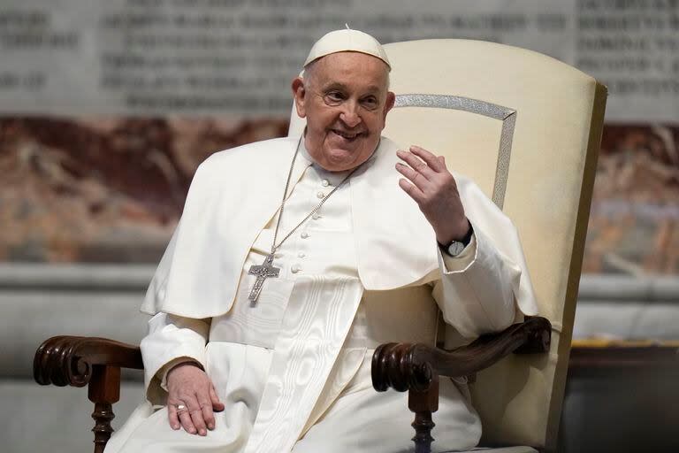 El papa Francisco saluda a los fieles antes de misa en la Basílica de San Pedro, en el Vaticano (Archivo)