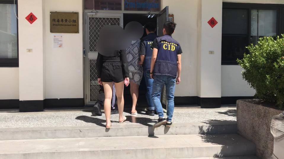 警專周姓女學生(短褲，左)因為被控吸毒，遭警方帶回警所偵辦。讀者提供