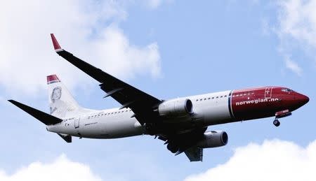 A Norwegian Air Shuttle Boeing 737-800 is seen in the air near Oslo Airport, Gardermoen in this July 17, 2009 file photo. REUTERS/Kyrre Lien/Scanpix