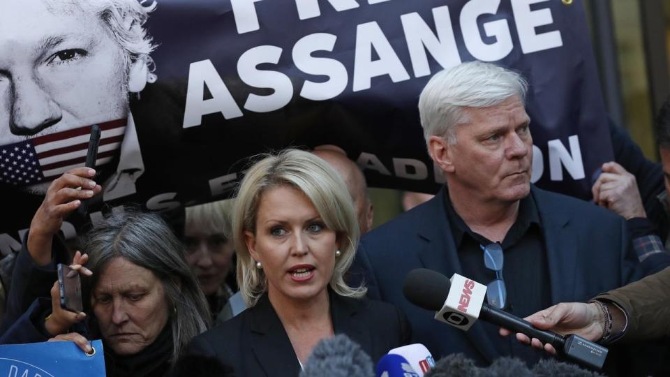 Jennifer Robinson (centre) says Ecuador has made ‘outrageous allegations’ against Julian Assange. Source: AAP