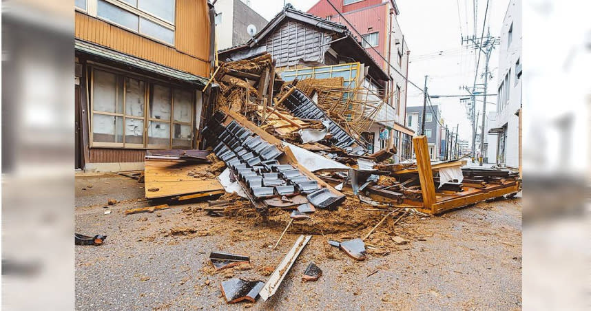 日本能登半島1日發生芮氏7.6地震，由於72小時「黃金救援時間」將屆，消防隊和自衛隊人員正傾全力搶救受害者。圖為日本石川縣七尾市一處因地震倒塌的房屋。（圖／新華社）