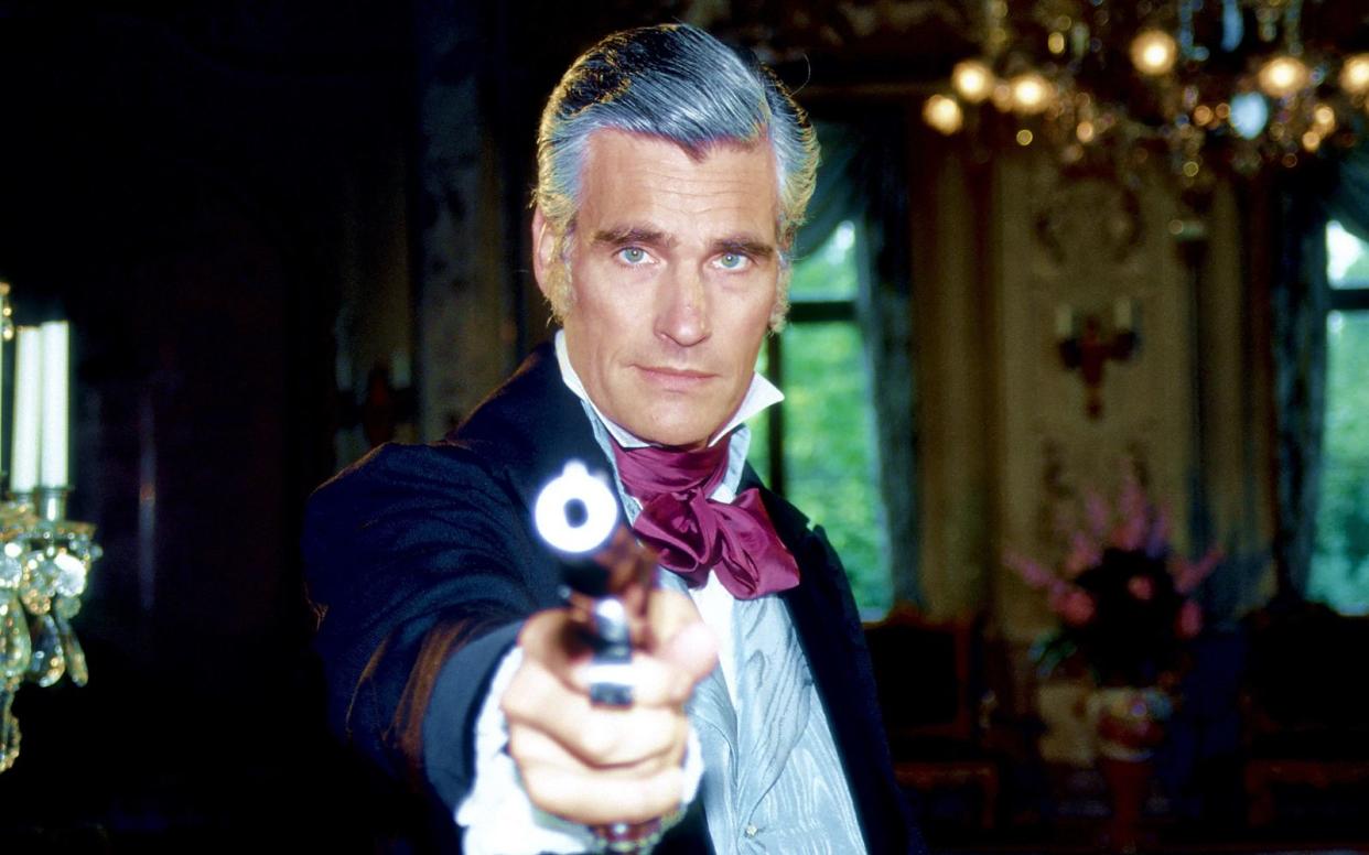 Sky Du Mont, hier in ZDF-Serie "Insel der Träume", hätte sicher auch als James Bond eine gute Figur abgegeben. (Bild: 1991 Getty Images/Peter Bischoff)
