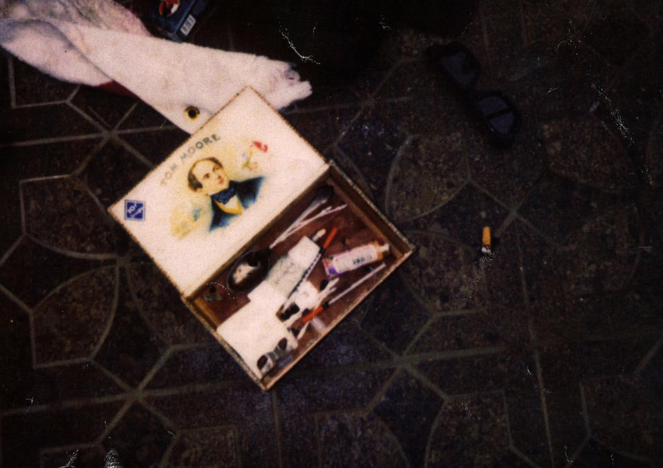 En esta foto de abril de 1994 proporcionada por el Departamento de Policía de Seattle, artículos hallados en la escena del suicidio de Kurt Cobain en una imagen nunca antes vista. La vocera policial Renee Witt dijo el jueves 20 de marzo del 2014 que varios rollos de fotos sin revelar fueron hallados cuando un detective reestudiaba el caso de Cobain recientemente. (AP Foto/Departamento de Policía de Seattle)